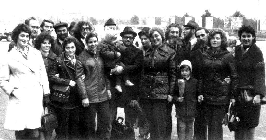Проводы семьи Айнбиндер. Слева направо: 1-й ряд &mdash; Лена Польская, Мара Балашинкая-Абрамович, Мариана Айнбиндер,Маша Орлова, Барух Айнбиндер (с дочерью), Маша Слепак, Валентина Рогинская (с дочерью), Дина Бейлина. 2-й ряд &mdash; Виктор Польский, Юрий Вассерман, Гарик Свечинский, Саня Слепак, Марк Азбель, Лена Престина, Владимир Слепак, Дан Рогинский, Борис Орлов. Москва, 1973&nbsp;г.